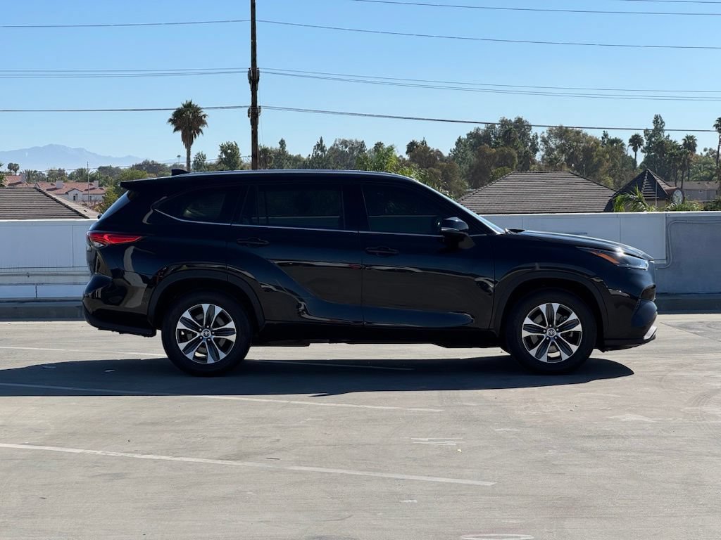 Used 2022 Toyota Highlander XLE FWD image 32