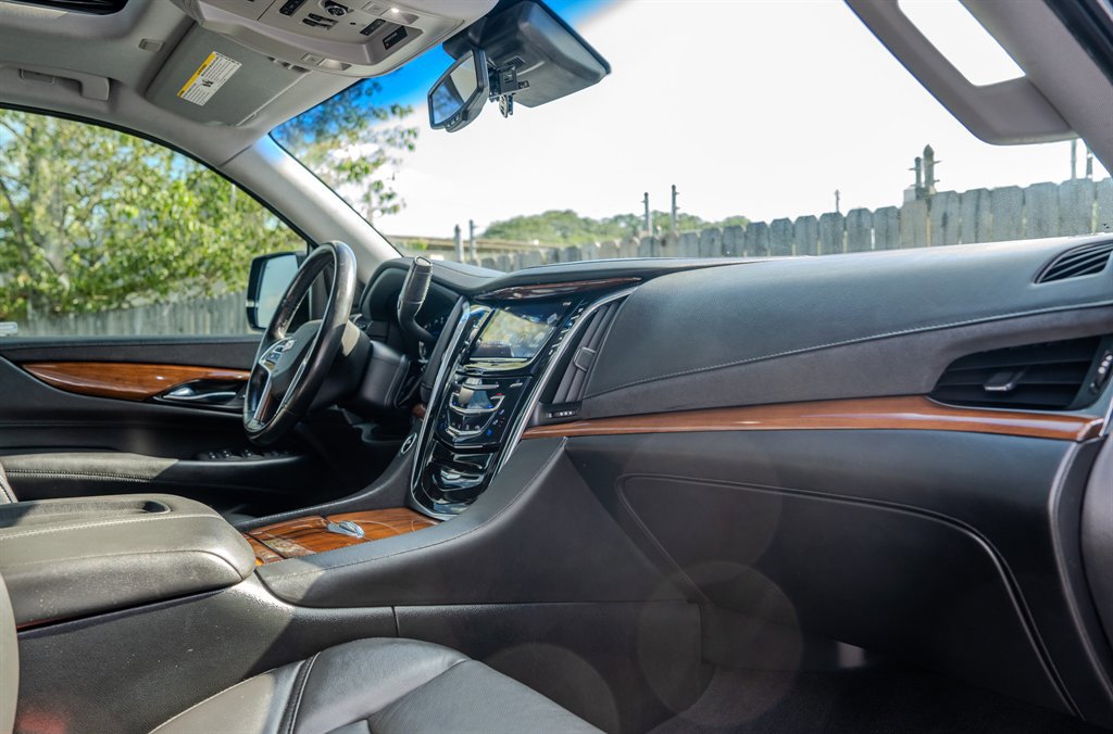 Used 2016 Cadillac Escalade Luxury image 35