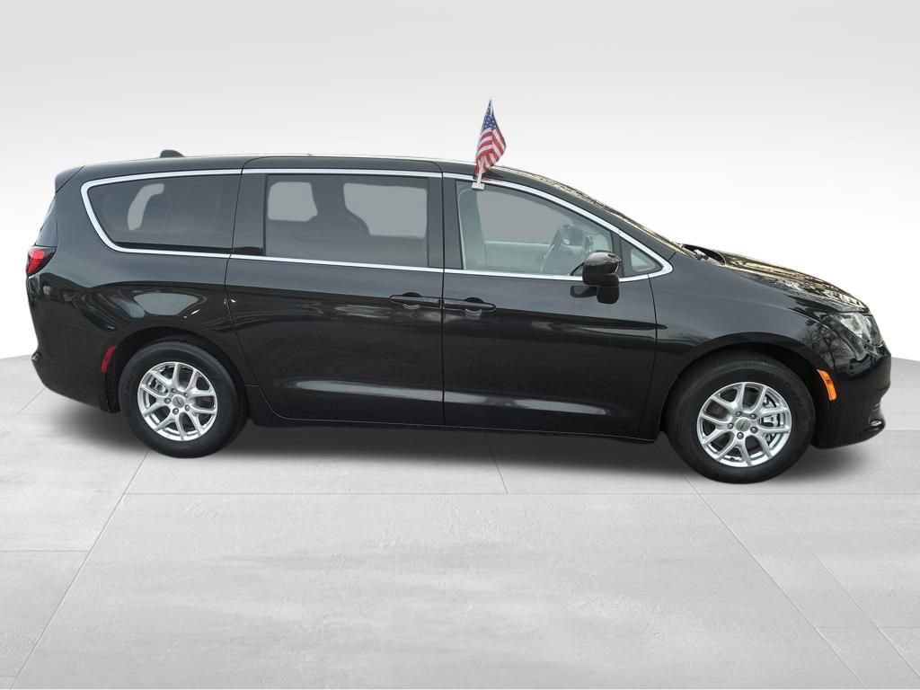 Used 2023 Chrysler Voyager LX image 25