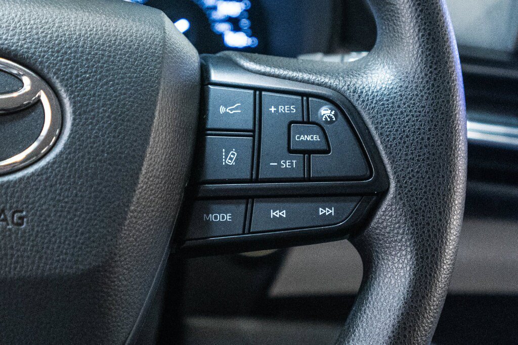 Certified 2025 Toyota Sienna LE FWD image 19