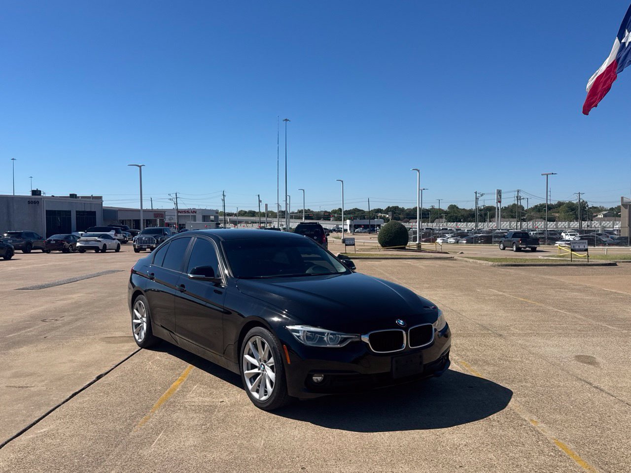 Used 2018 BMW 320i xDrive Sedan AWD/4WD image 2