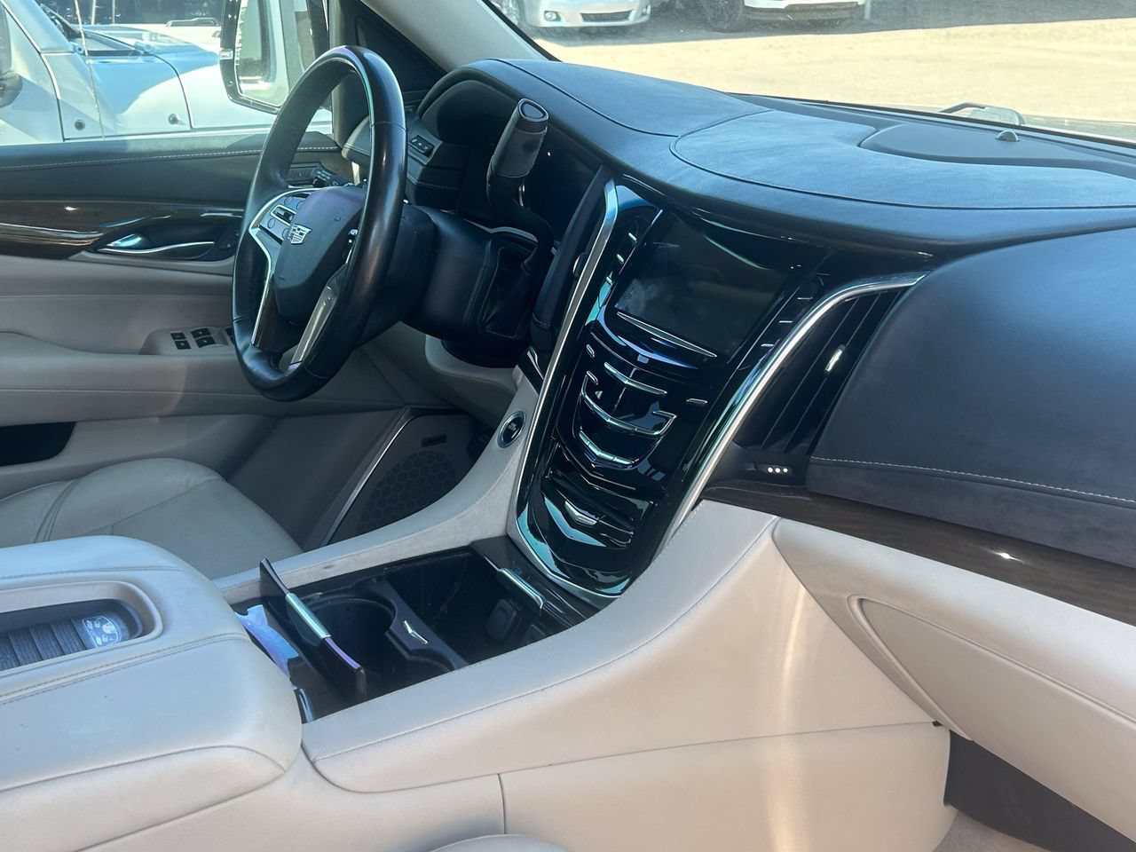 Used 2019 Cadillac Escalade Luxury w/ LPO, Radiant Package AWD/4WD image 9