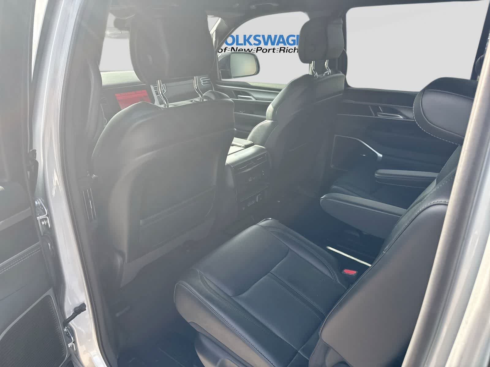 Used 2025 Jeep Wagoneer L Series II AWD/4WD image 23