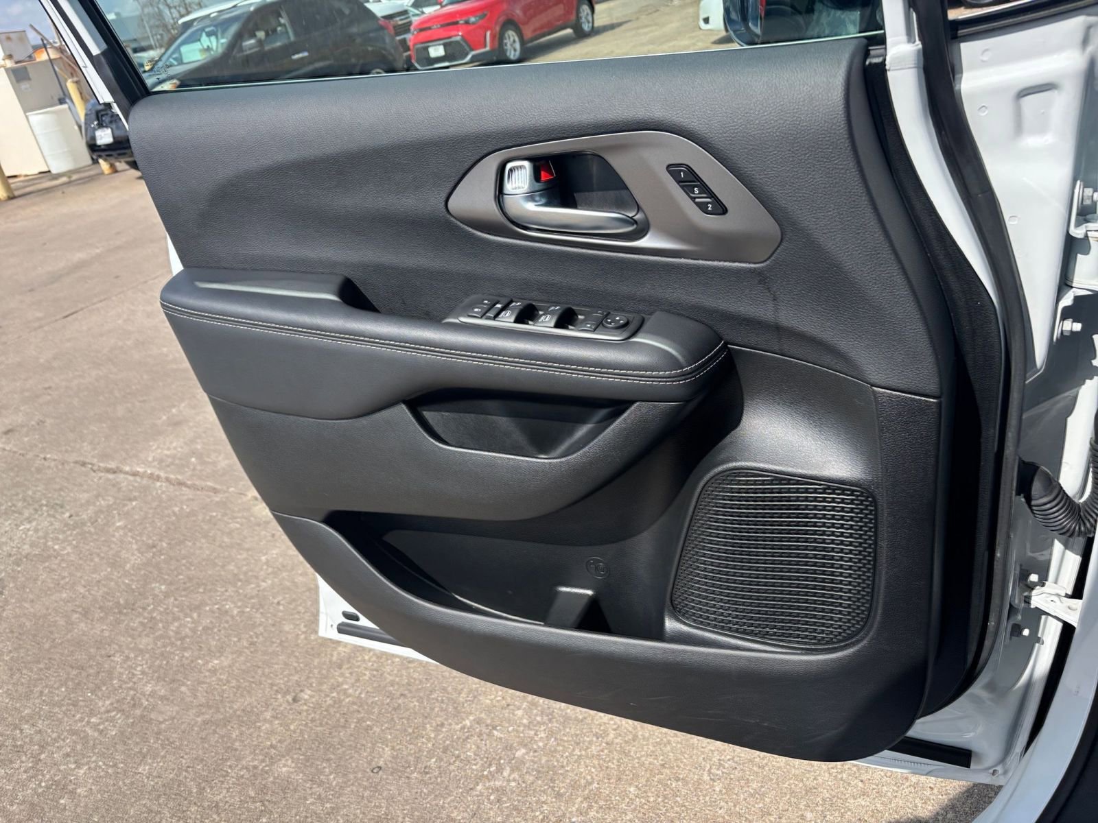 Used 2025 Chrysler Pacifica Select image 18