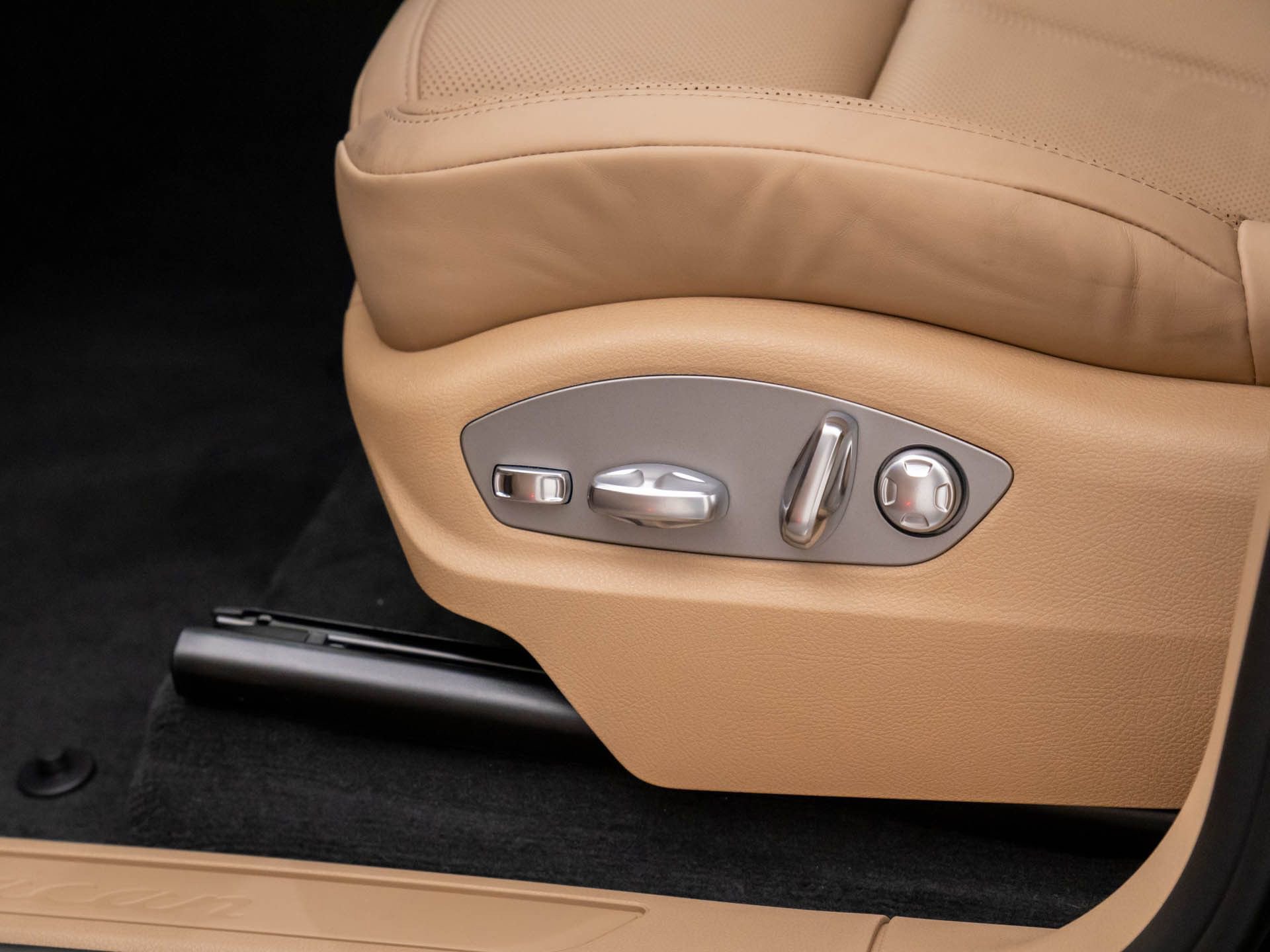 Certified 2026 Porsche Macan image 16