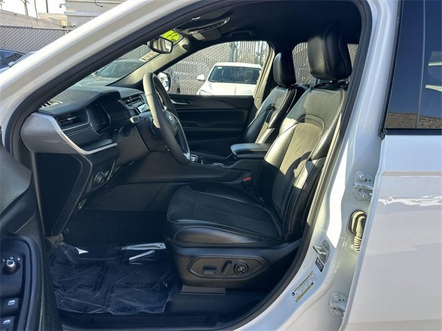 Used 2023 Jeep Grand Cherokee L Laredo image 17