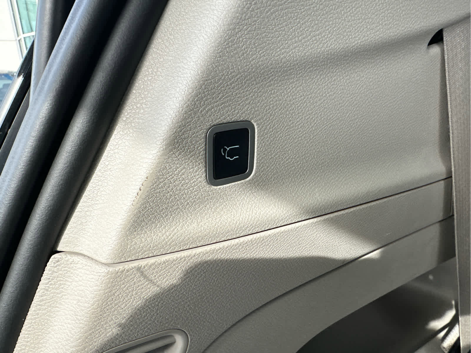 Used 2023 Chrysler Voyager LX image 39