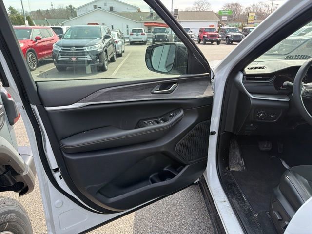 New 2026 Jeep Grand Cherokee Altitude image 12