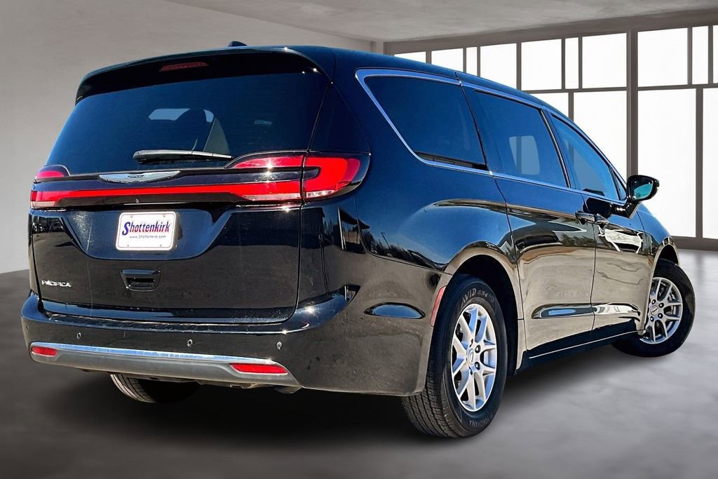 Used 2024 Chrysler Pacifica Touring-L image 6