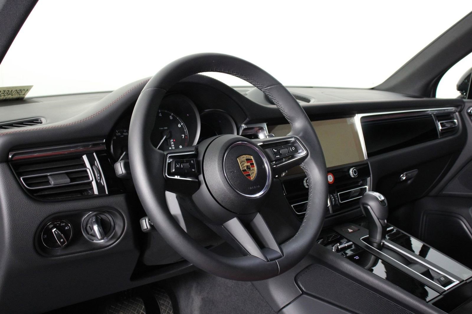 Certified 2025 Porsche Macan image 4