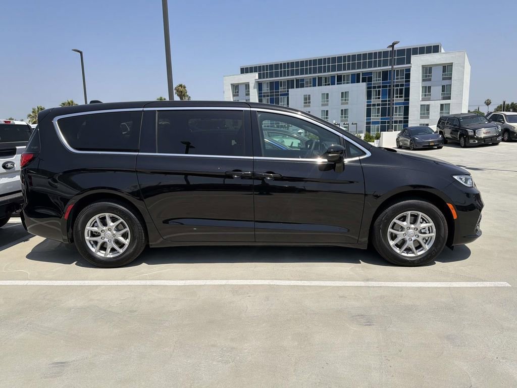 Used 2026 Chrysler Pacifica Select FWD image 15