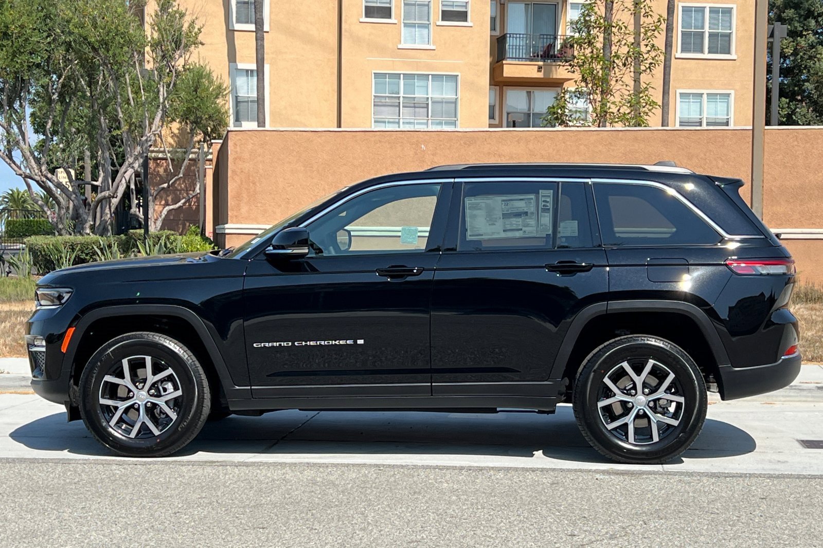 New 2025 Jeep Grand Cherokee Limited image 7