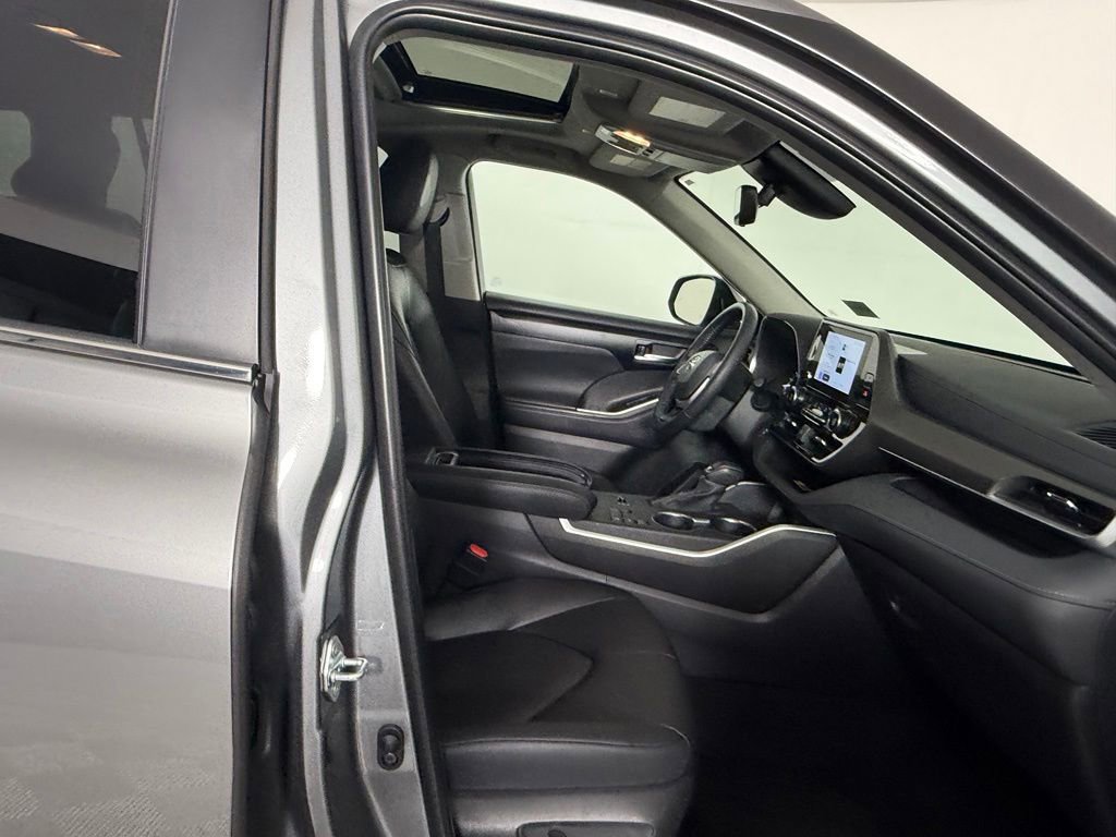 Used 2025 Toyota Highlander XLE FWD image 31