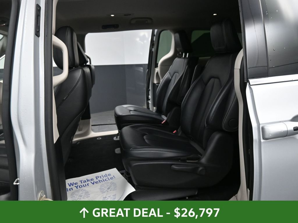 Used 2024 Chrysler Pacifica Select image 29