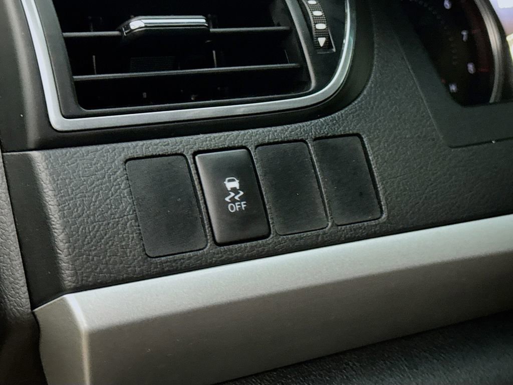 Used 2016 Toyota Camry SE w/ Moonroof Package FWD image 12