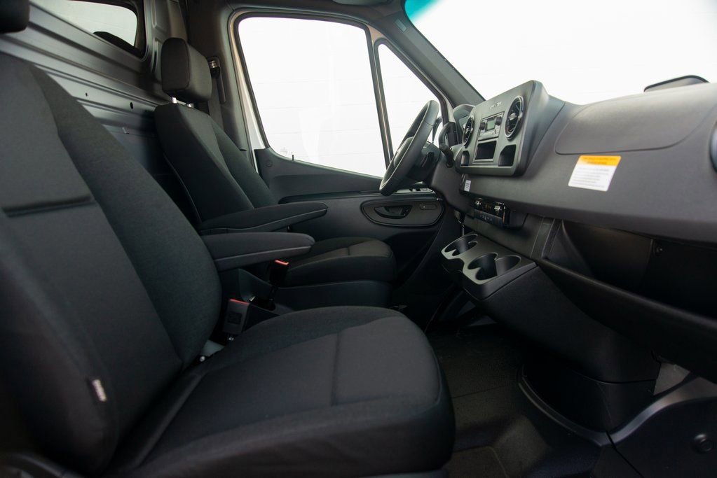 Used 2025 Mercedes-Benz Sprinter 2500 image 32