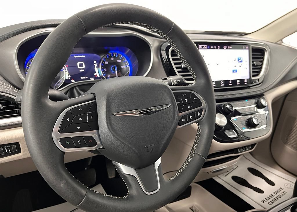 Used 2023 Chrysler Pacifica Touring-L AWD/4WD image 26