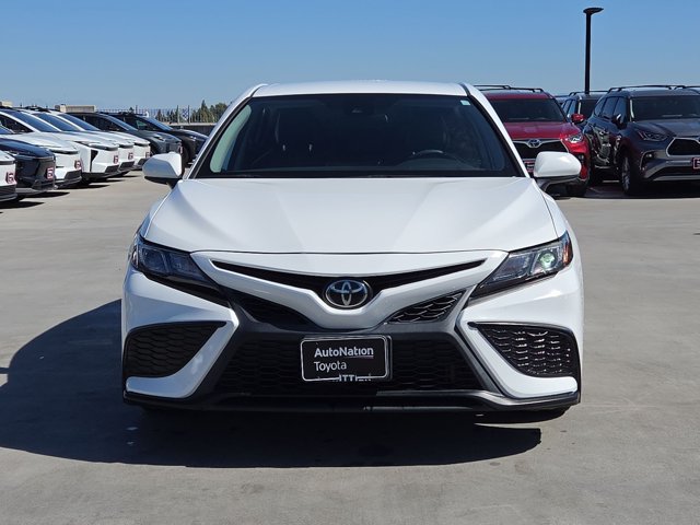 Used 2021 Toyota Camry SE w/ Carpet Mat Package (TMS) FWD image 2