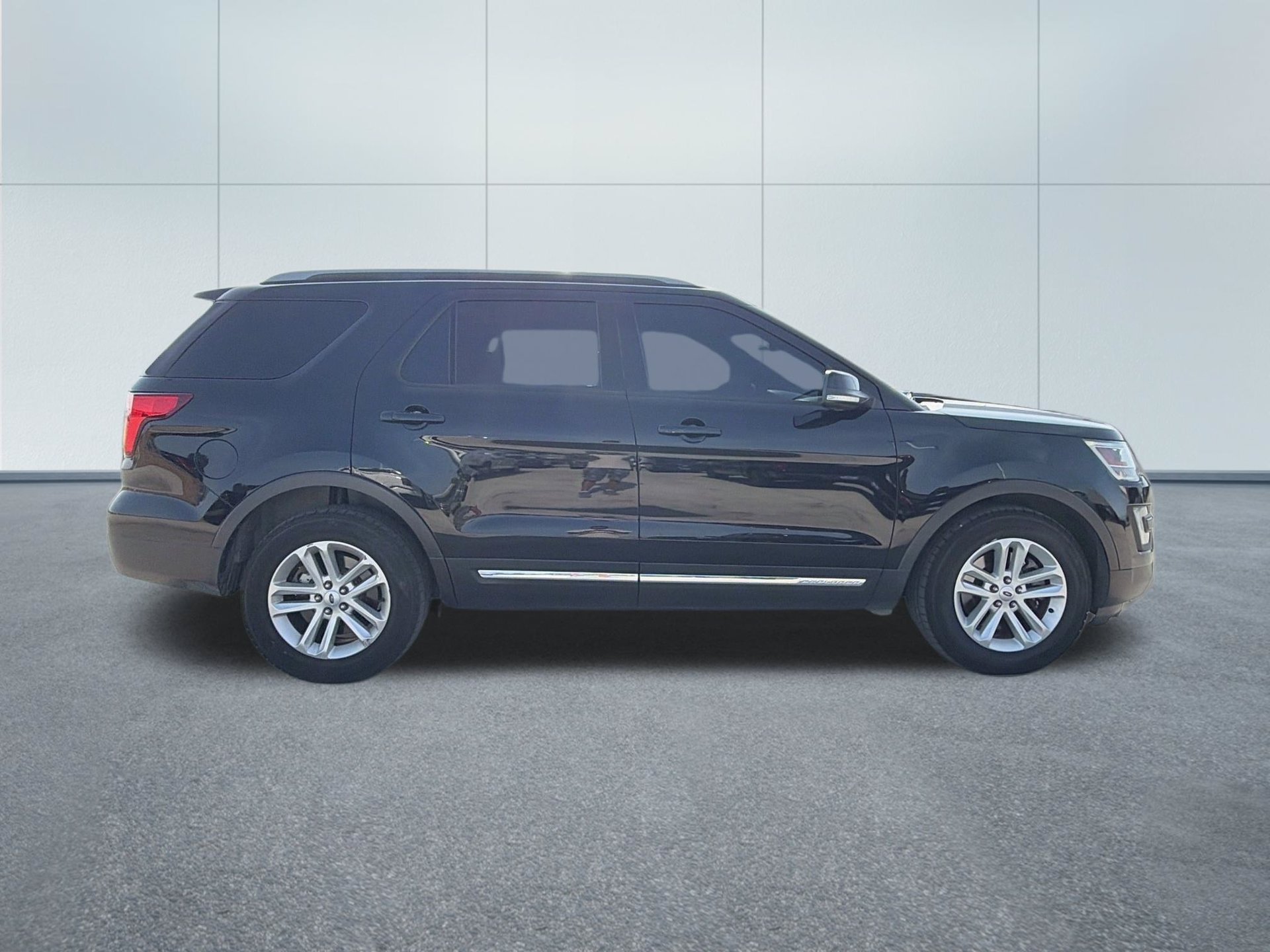 Used 2017 Ford Explorer XLT w/ Equipment Group 202A FWD image 4
