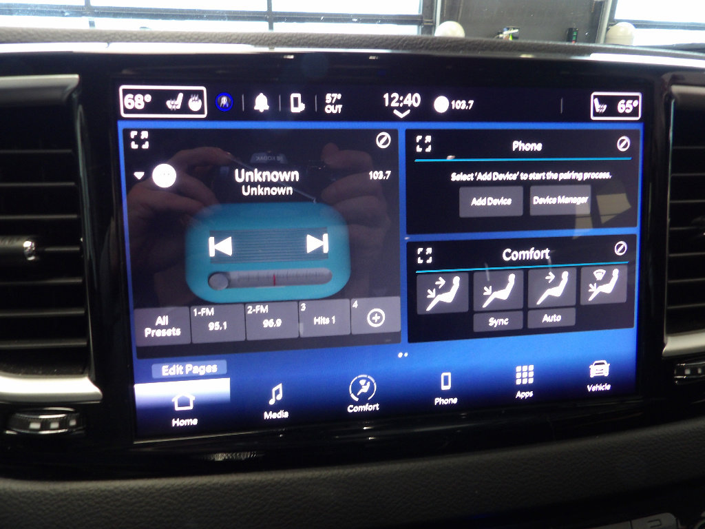 Used 2024 Chrysler Pacifica Touring-L FWD image 33
