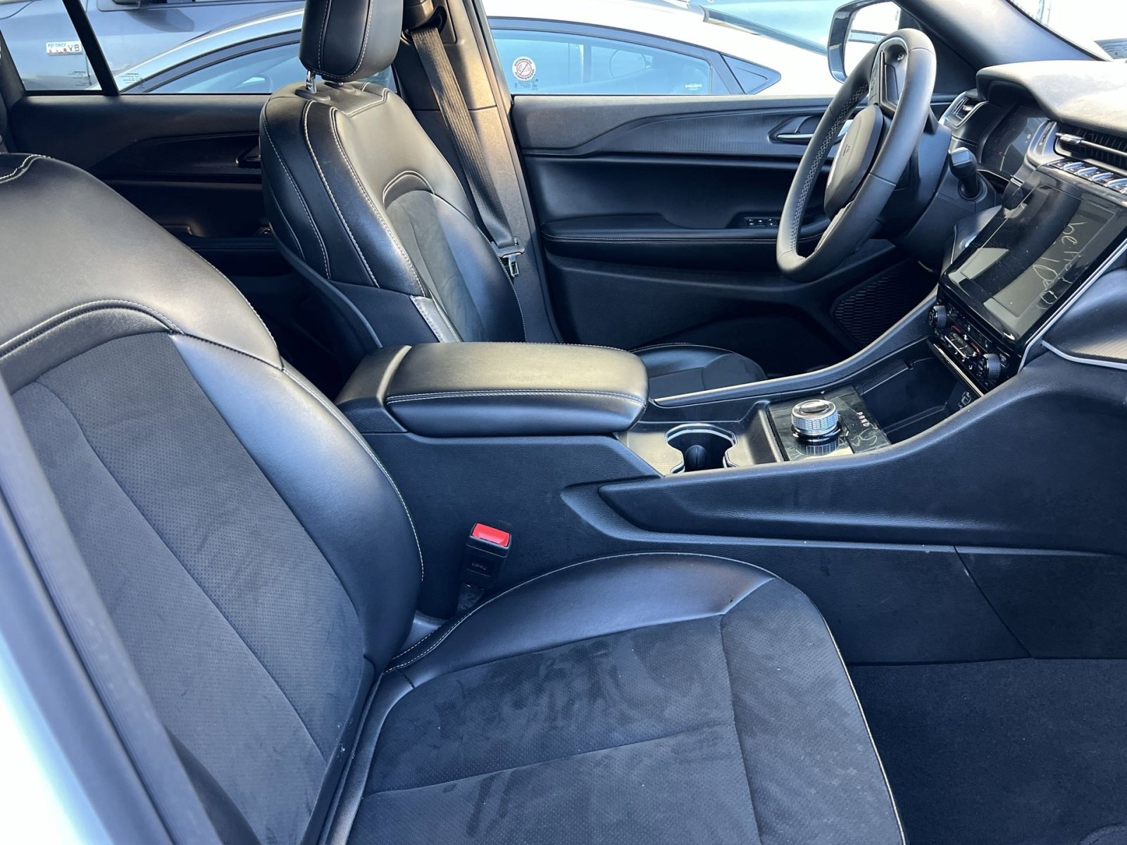 Used 2024 Jeep Grand Cherokee Altitude image 23