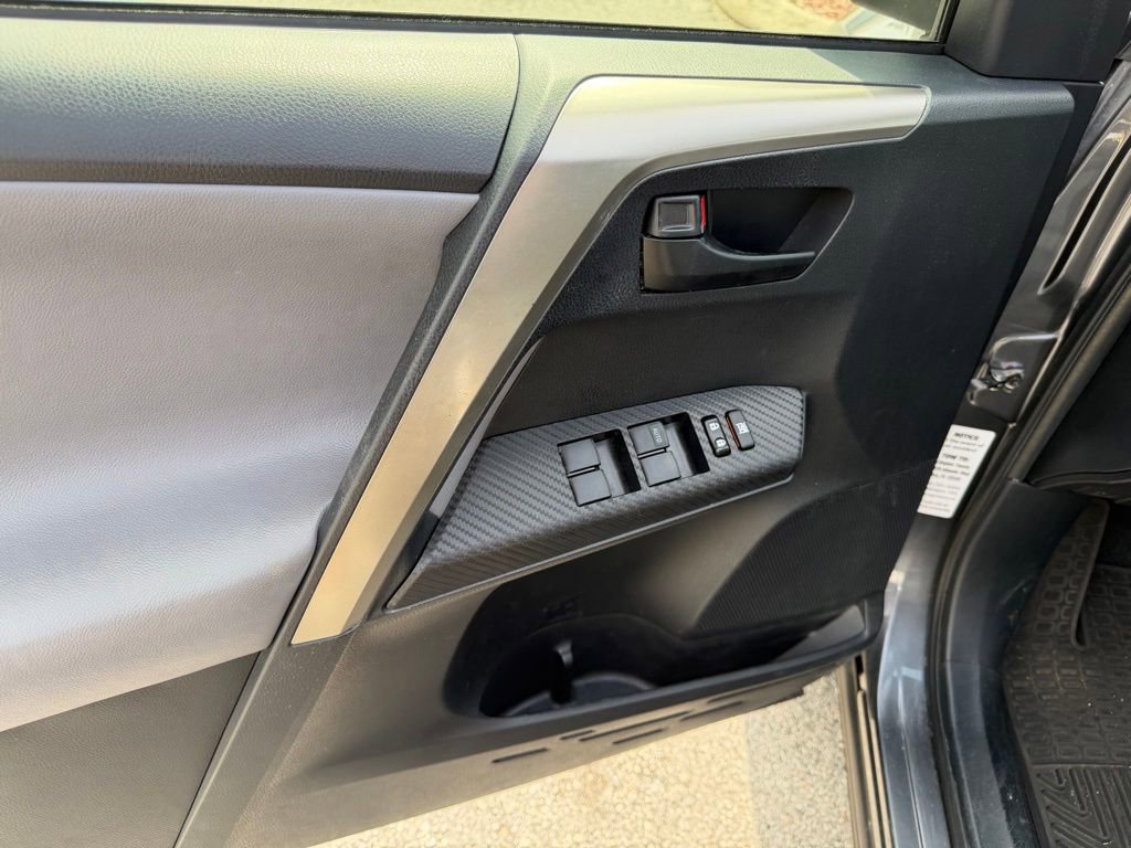 Used 2015 Toyota RAV4 LE FWD image 20