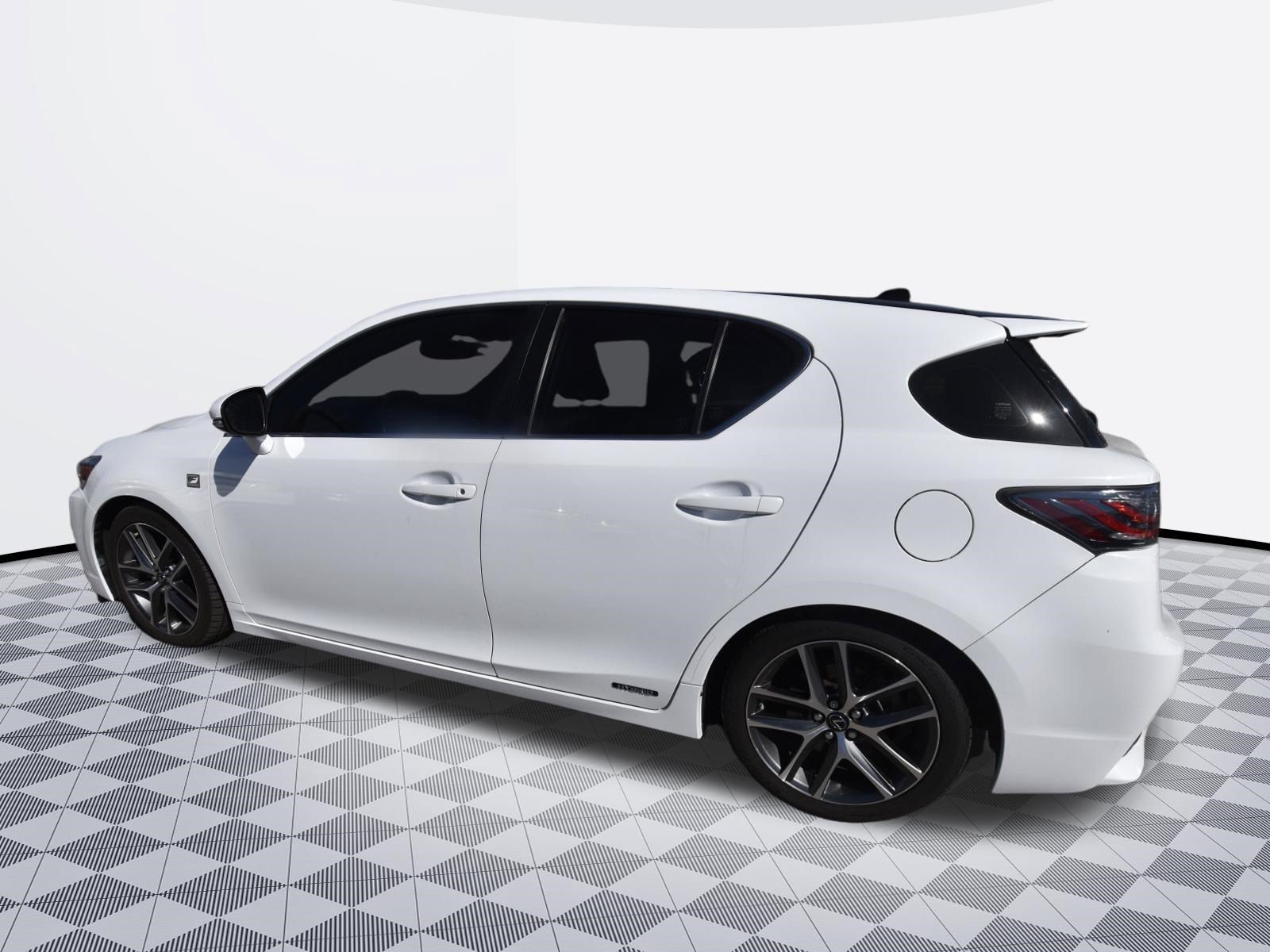 Used 2016 Lexus CT 200h w/ Navigation Package FWD image 3
