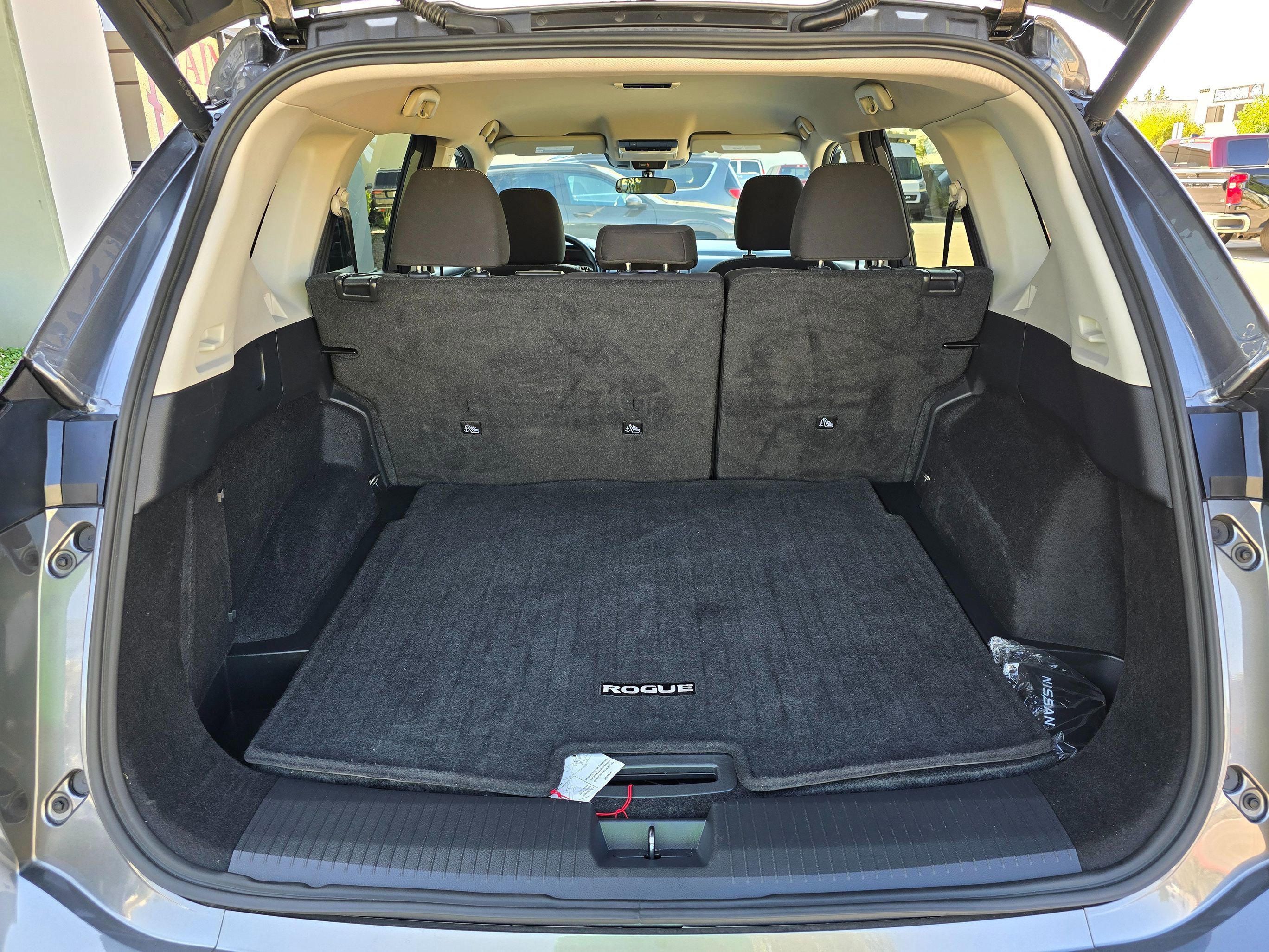 Used 2024 Nissan Rogue SV FWD image 30