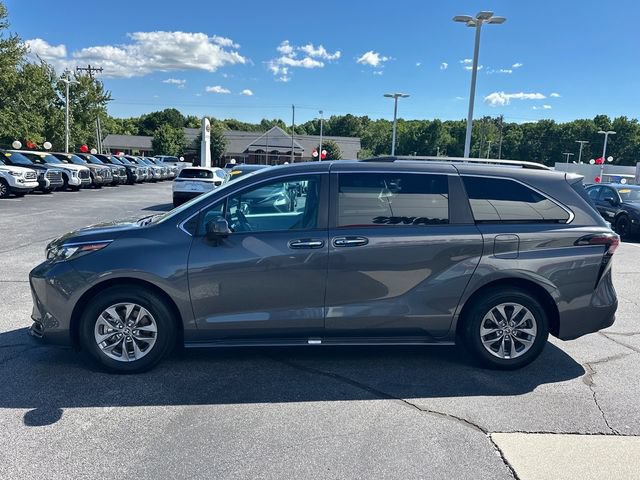 Used 2025 Toyota Sienna XLE FWD image 6