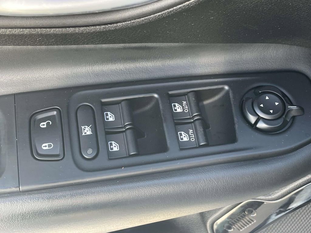 Used 2018 Jeep Renegade Altitude w/ Popular Equipment Group FWD image 18