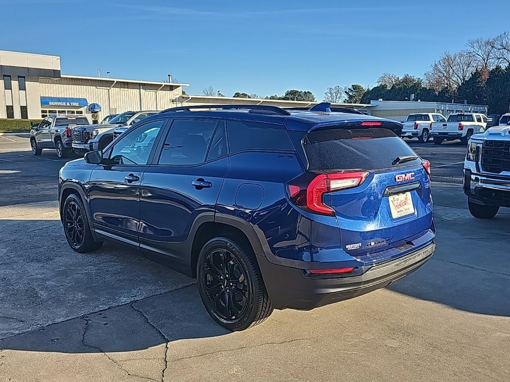Used 2022 GMC Terrain SLE w/ Driver Convenience Package image 3