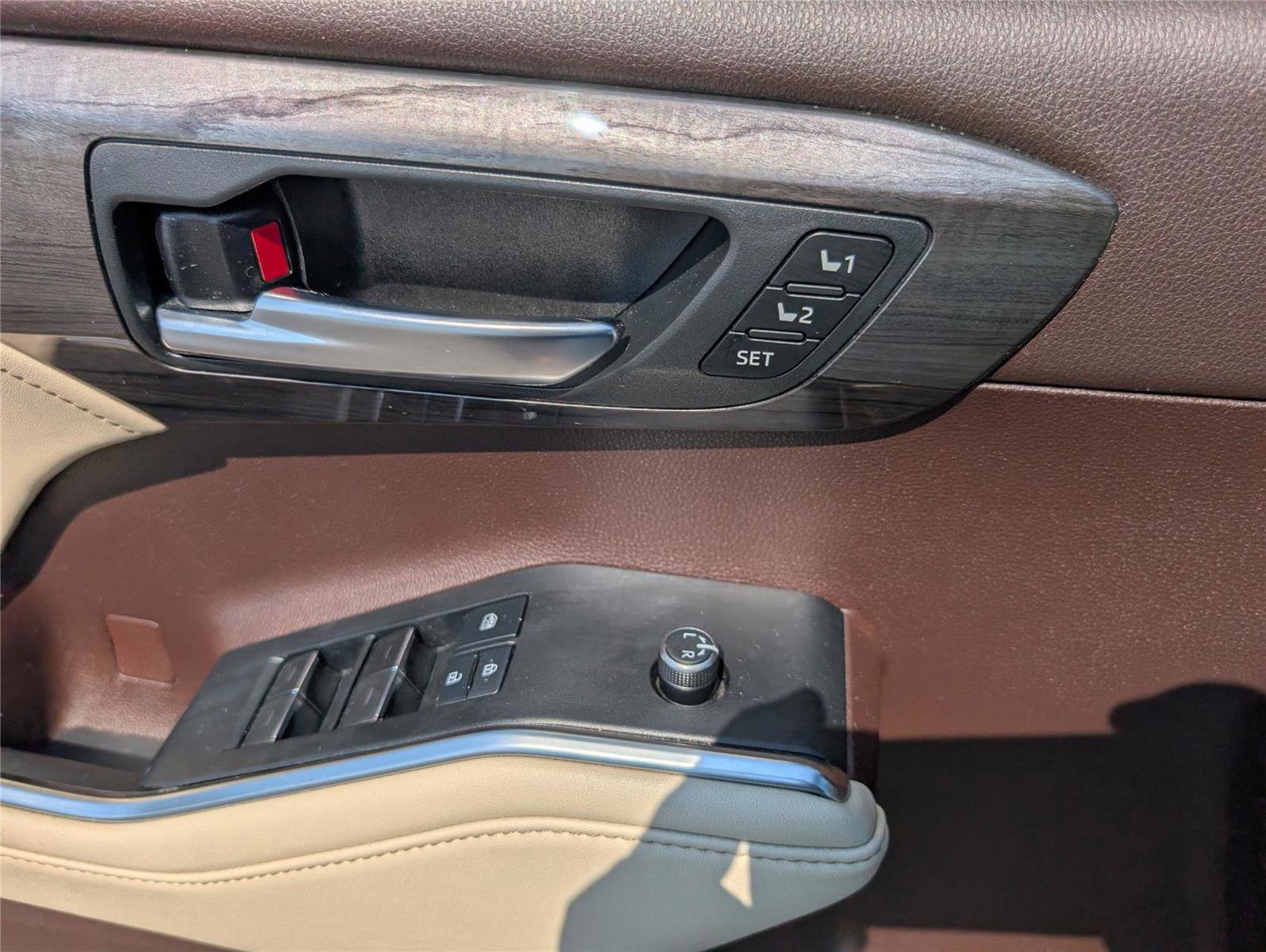 Used 2021 Toyota Highlander Limited image 16