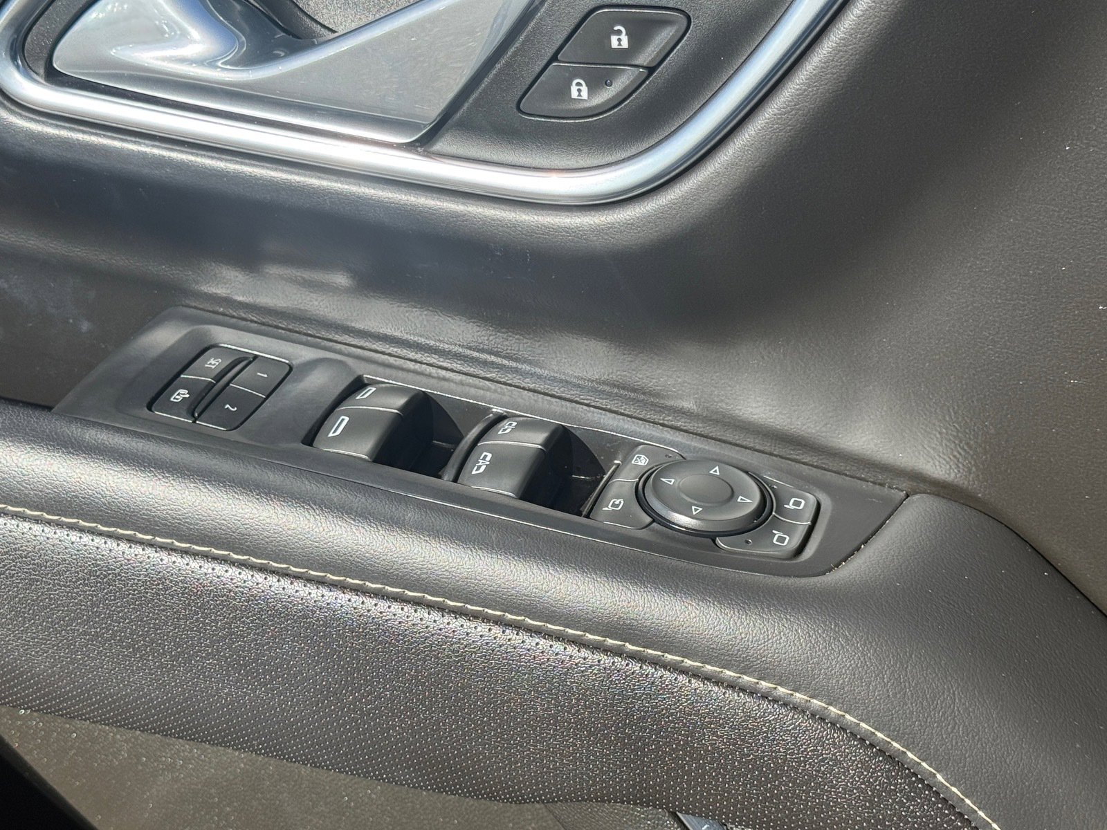 Used 2024 GMC Yukon XL SLT w/ SLT Luxury Package image 25