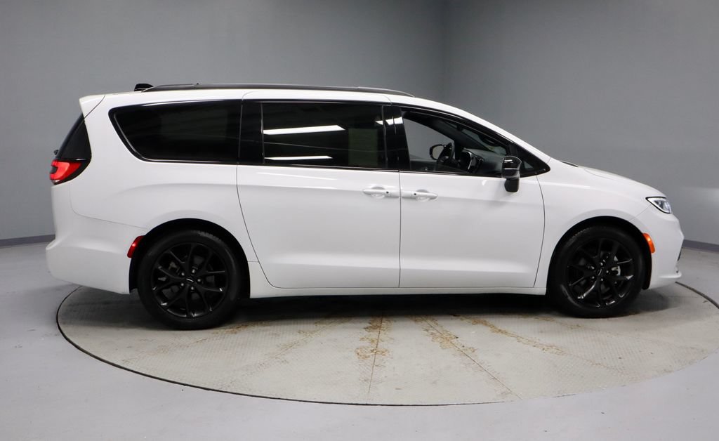 Used 2025 Chrysler Pacifica Limited FWD image 7