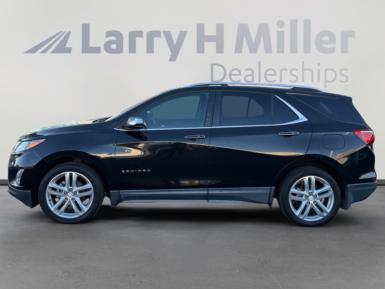 Used 2018 Chevrolet Equinox Premier FWD image 2
