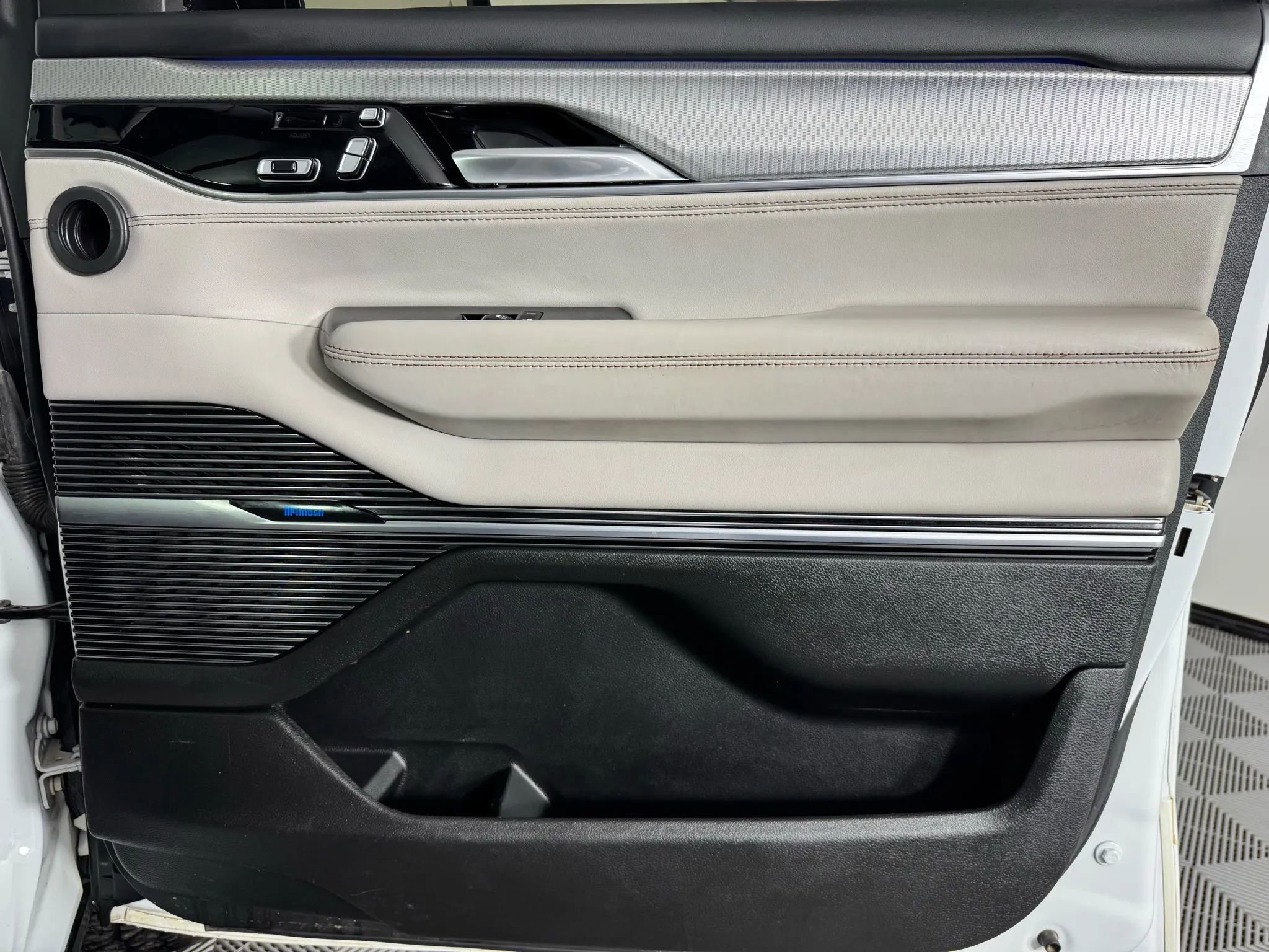 Used 2023 Jeep Grand Wagoneer 4WD w/ Flexible Seating Group image 44