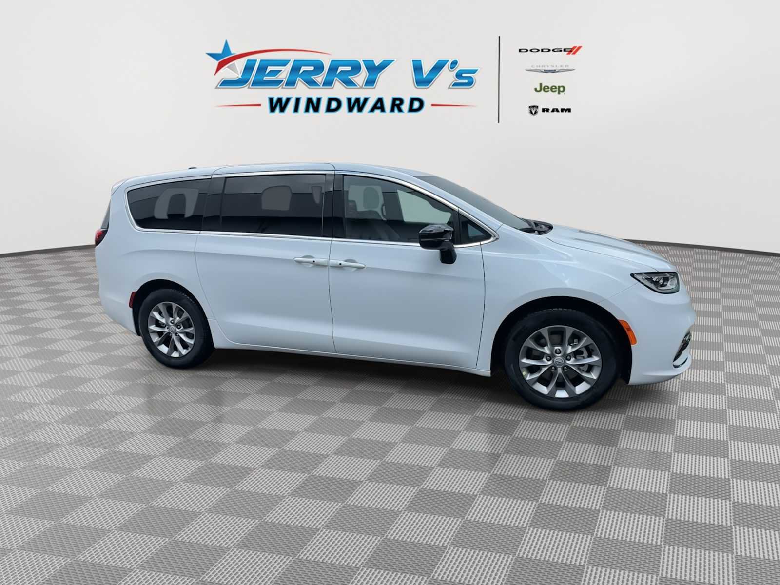 New 2026 Chrysler Pacifica Limited w/ Trailer Tow Group image 9