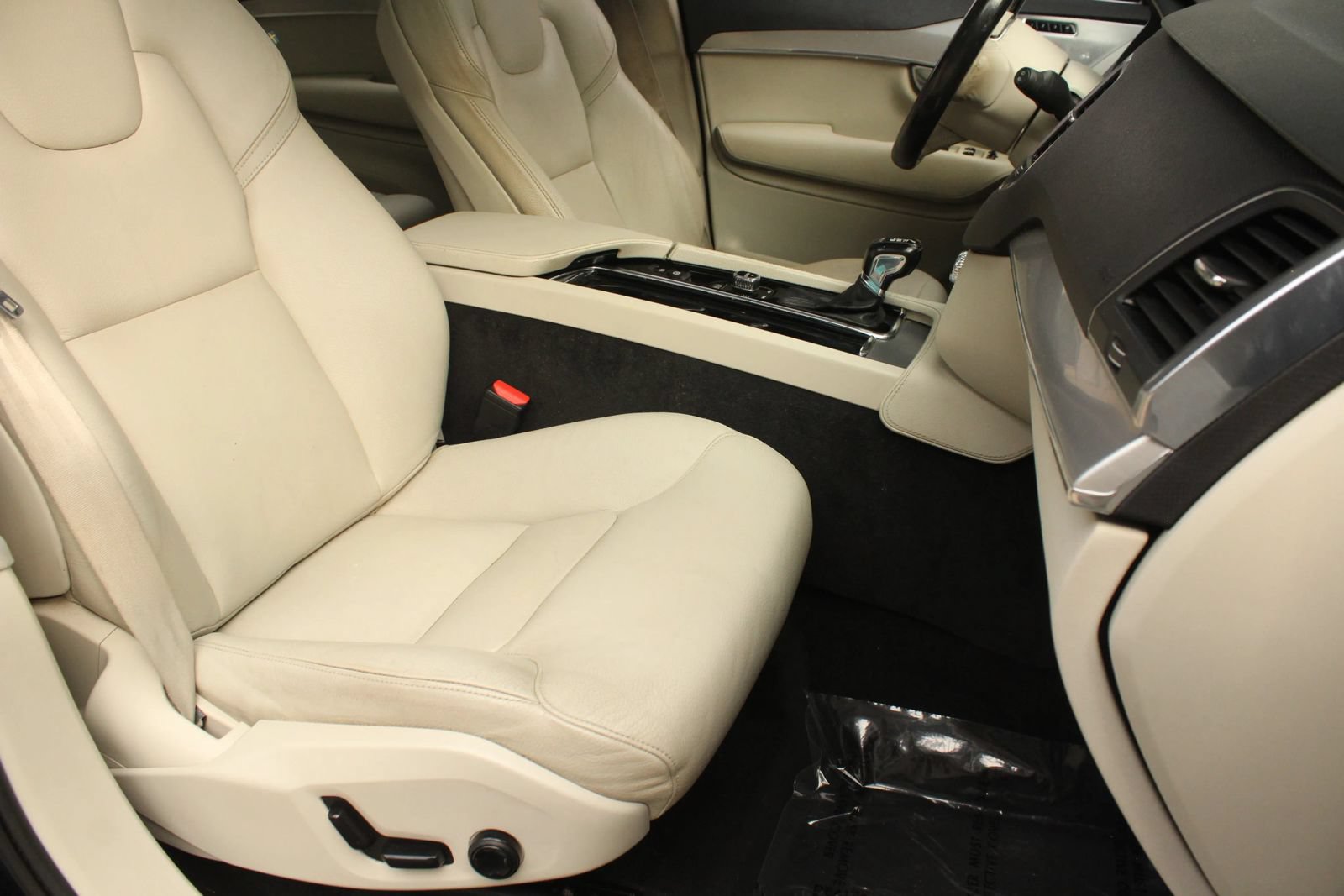 Used 2017 Volvo XC90 T6 Momentum AWD/4WD image 32