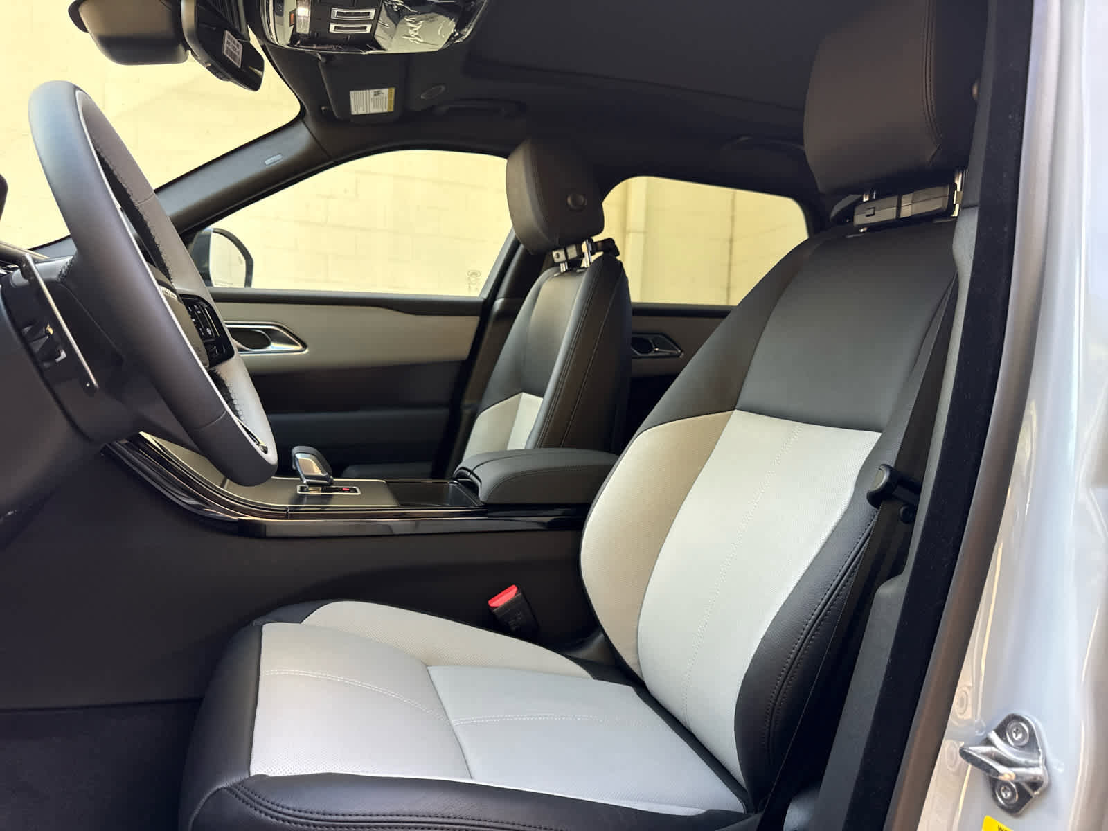 New 2026 Land Rover Range Rover Velar Dynamic SE image 12