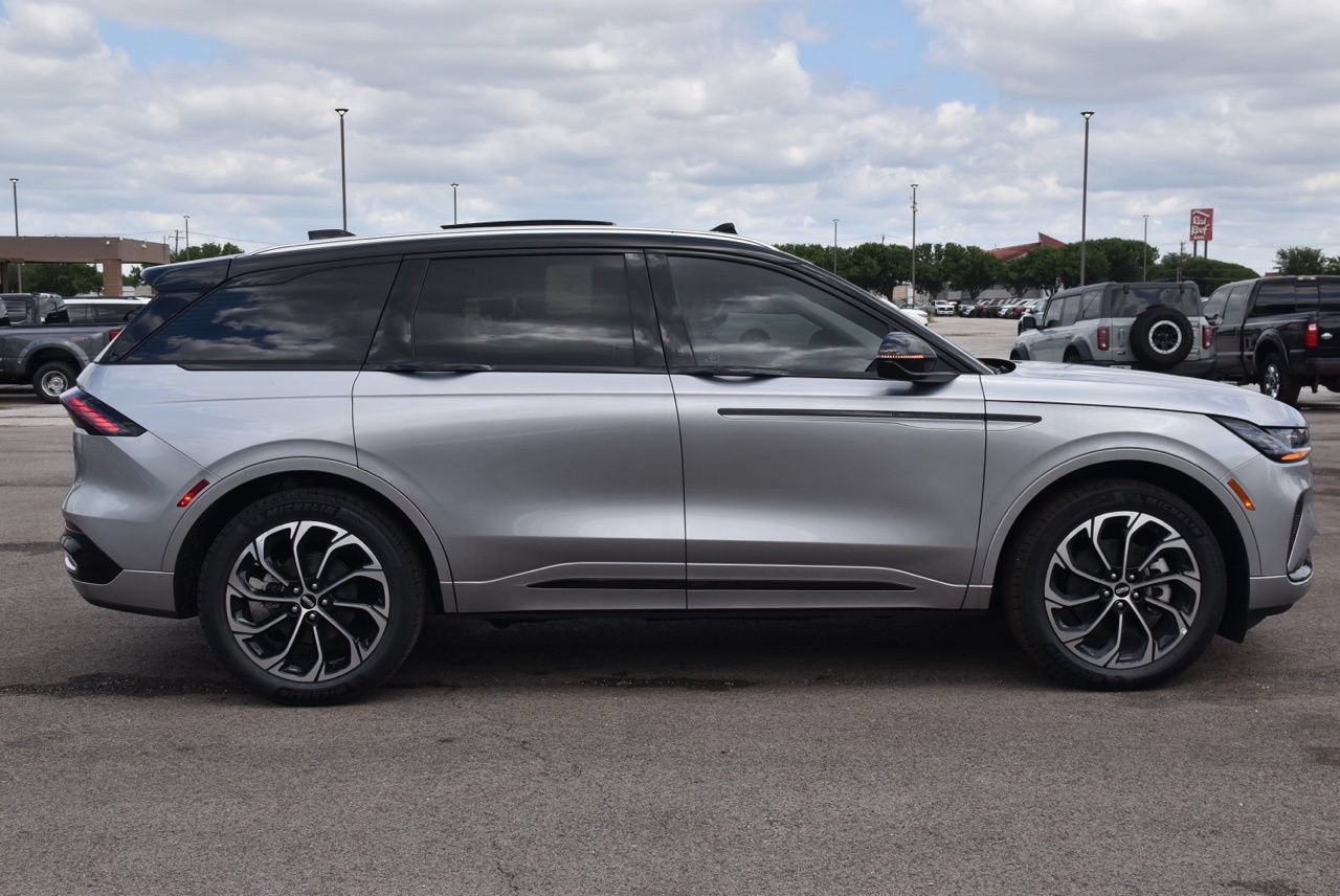 New 2026 Lincoln Nautilus Reserve AWD/4WD image 12