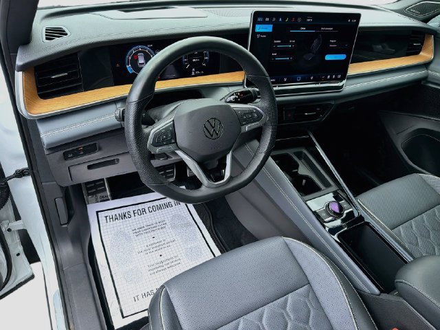 Used 2025 Volkswagen Tiguan SEL R-Line AWD/4WD image 9
