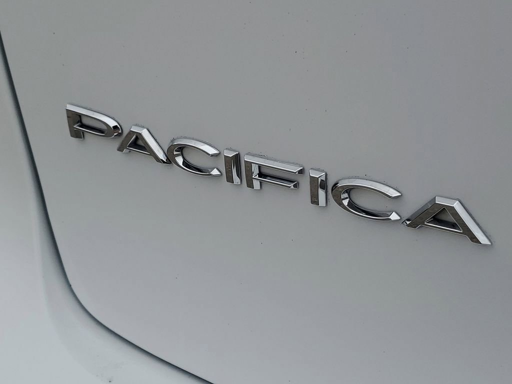 Used 2024 Chrysler Pacifica Touring-L FWD image 6