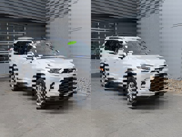 Used 2025 Toyota Grand Highlander FWD image 2
