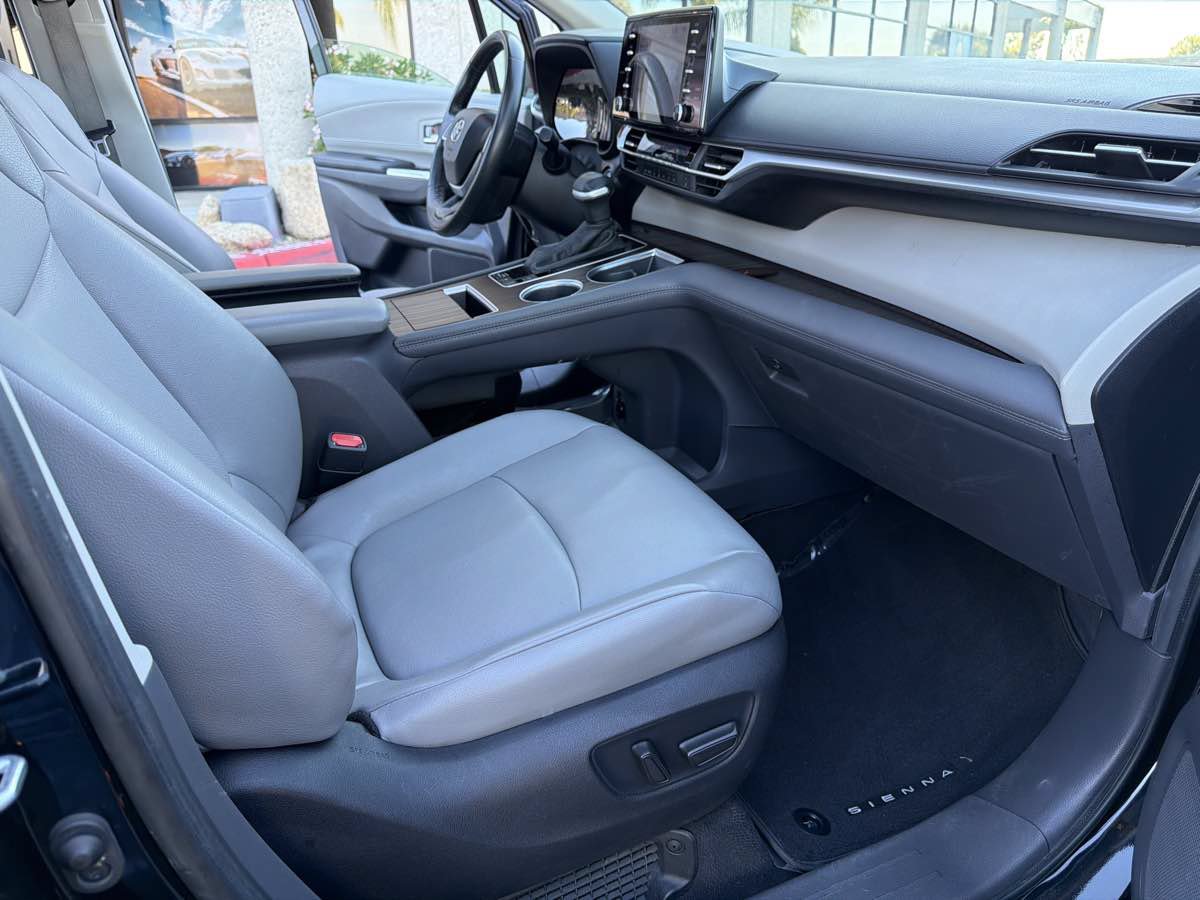 Used 2024 Toyota Sienna XLE FWD image 38