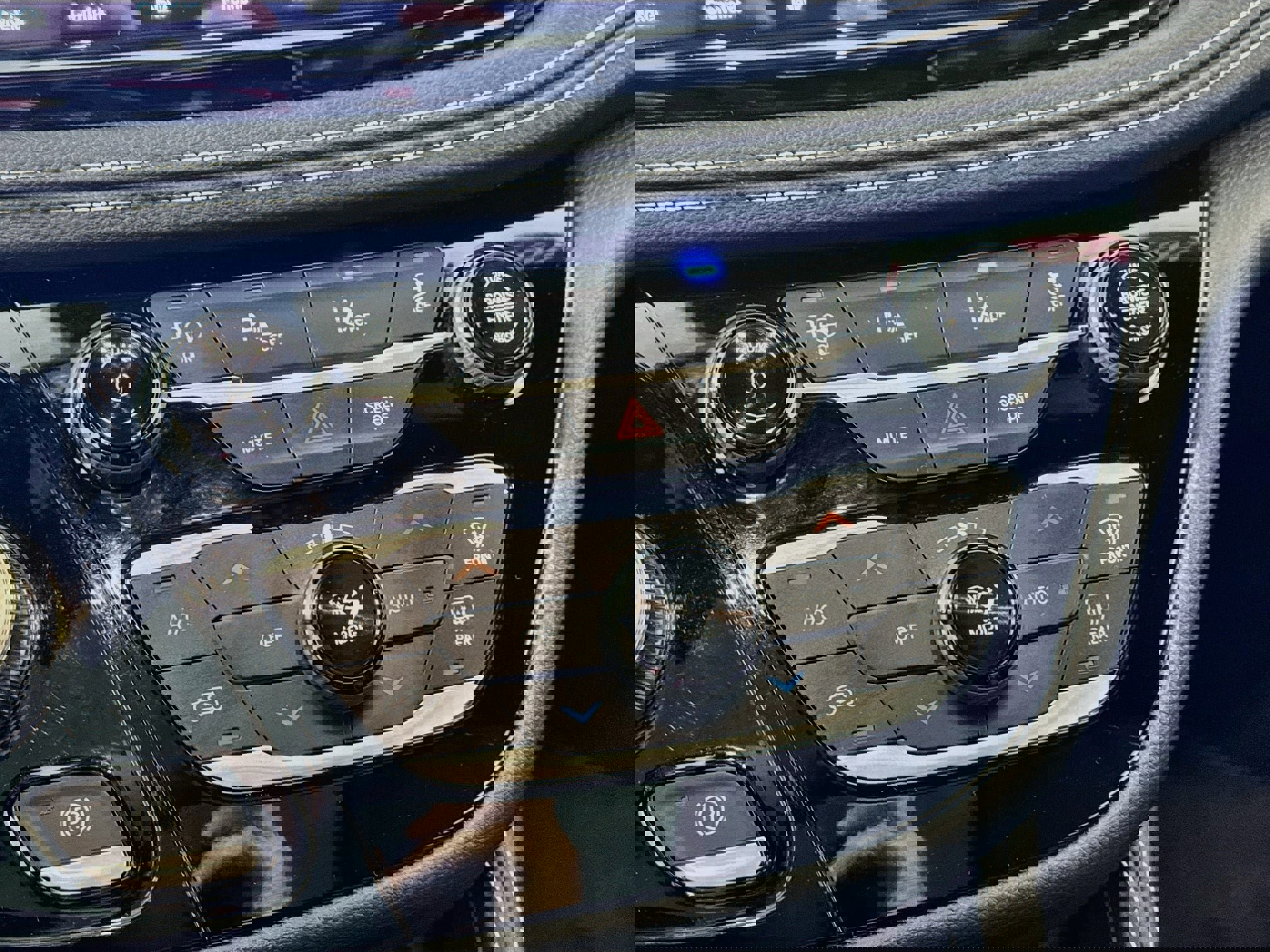 Used 2023 Chrysler Pacifica Limited w/ Uconnect Theater Family Group FWD image 18