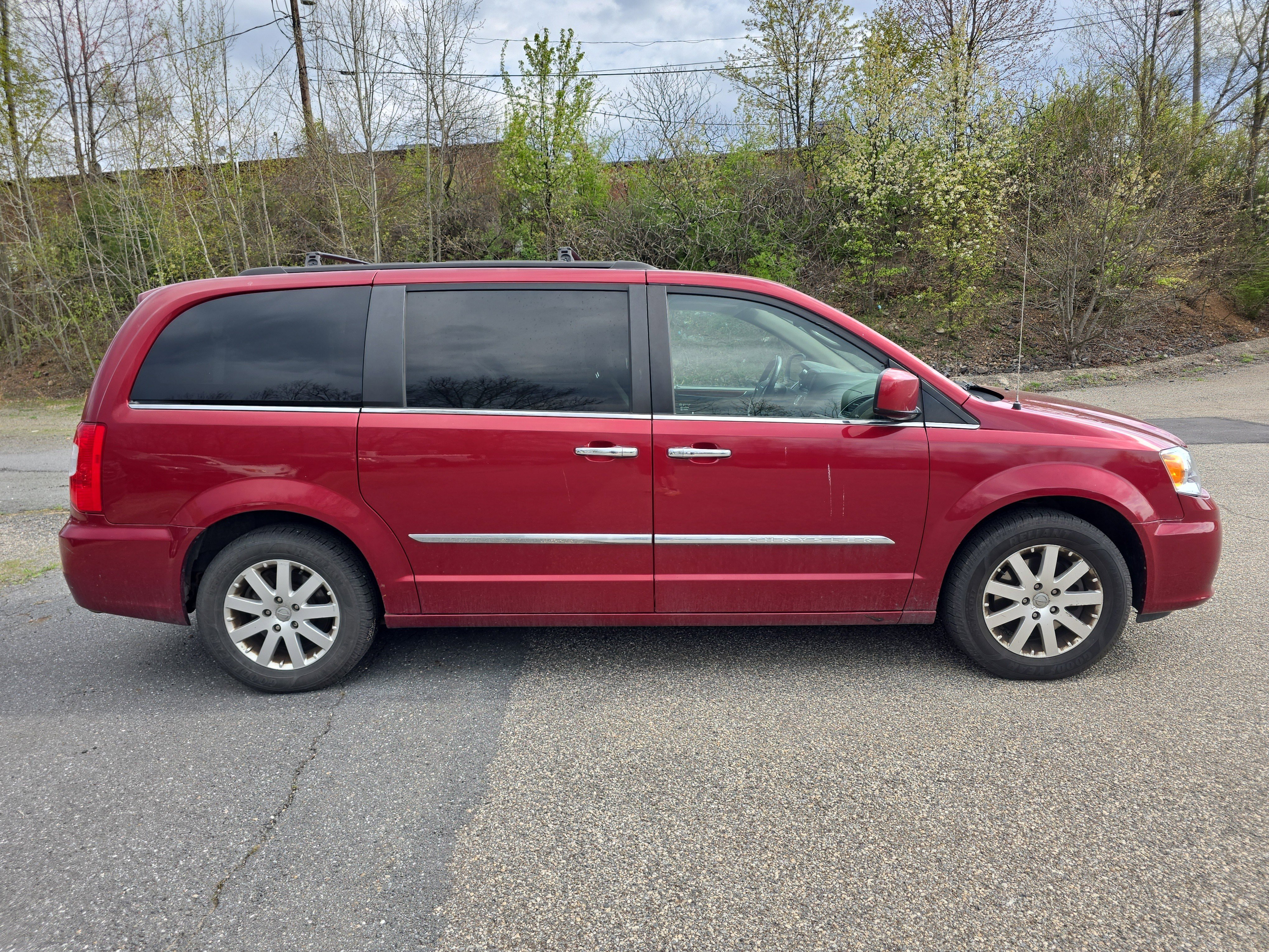 Used 2015 Chrysler Town & Country Touring w/ Driver Convenience Group FWD image 2