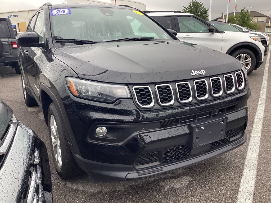 Used 2024 Jeep Compass Latitude AWD/4WD image 2