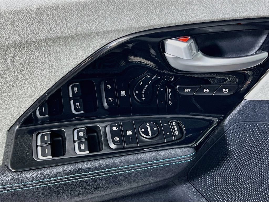 Used 2018 Kia Niro EX Premium FWD image 16