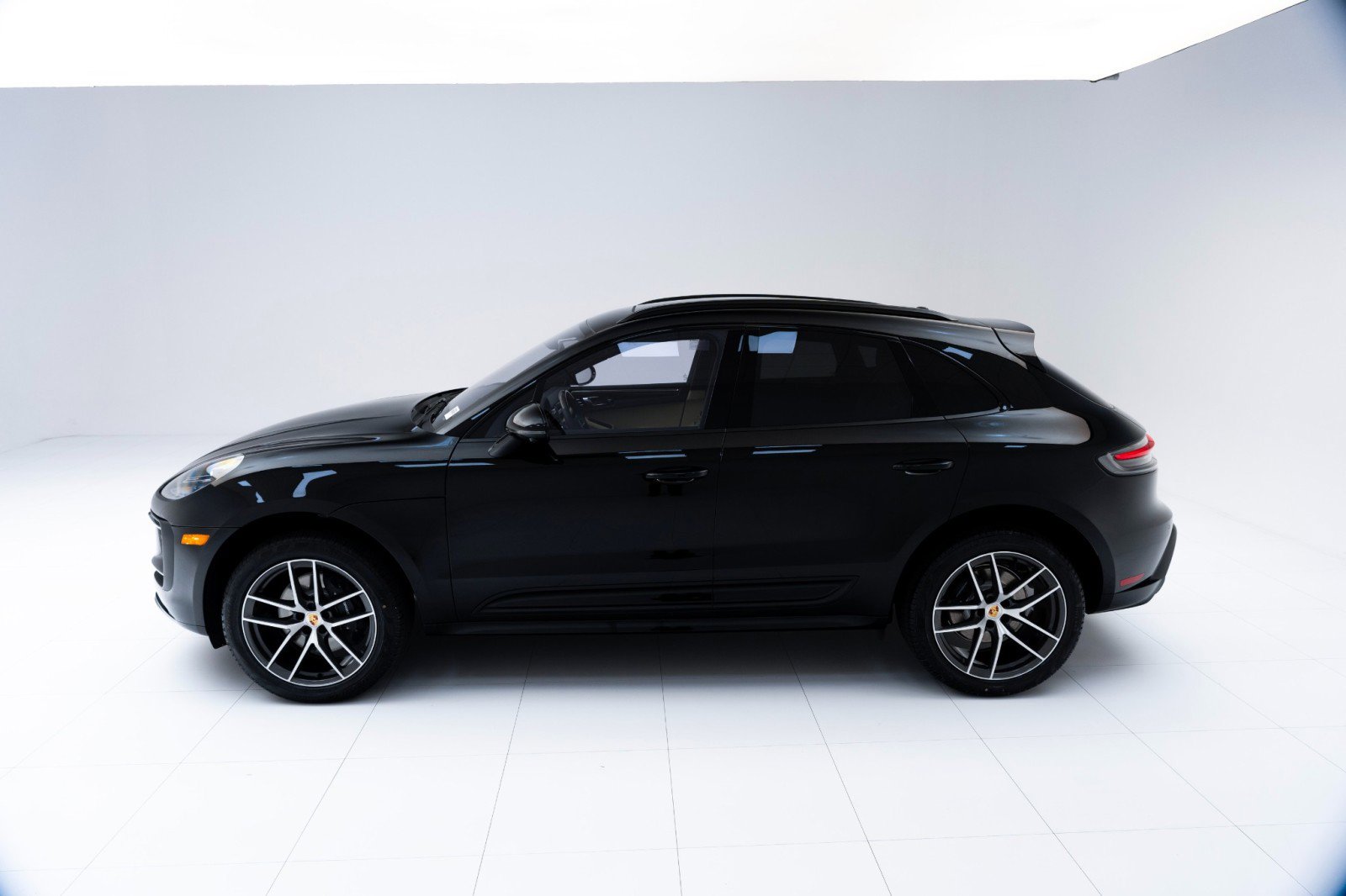 Certified 2025 Porsche Macan AWD/4WD image 2
