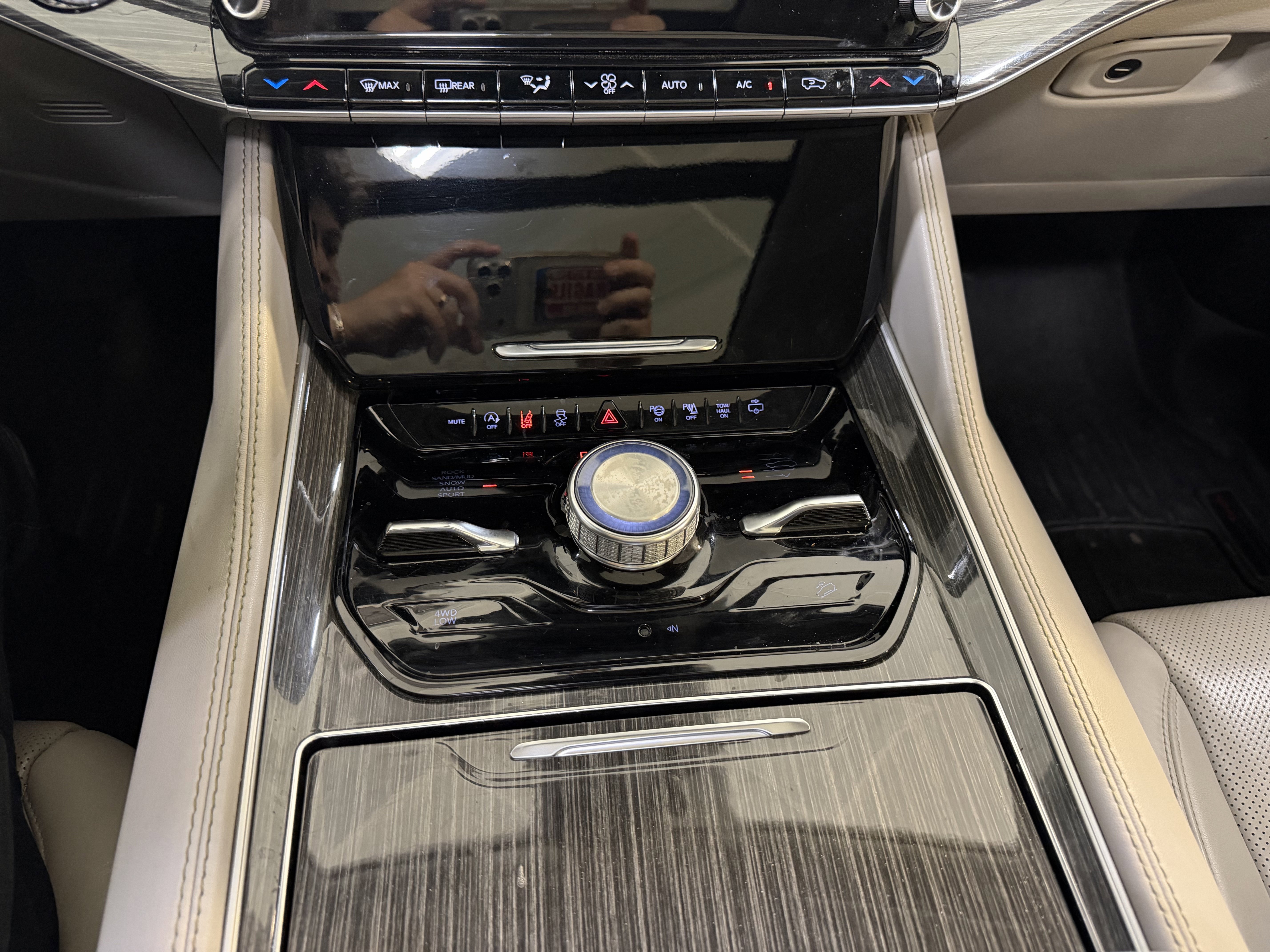 Used 2022 Jeep Wagoneer Series III w/ Premium Group I AWD/4WD image 18
